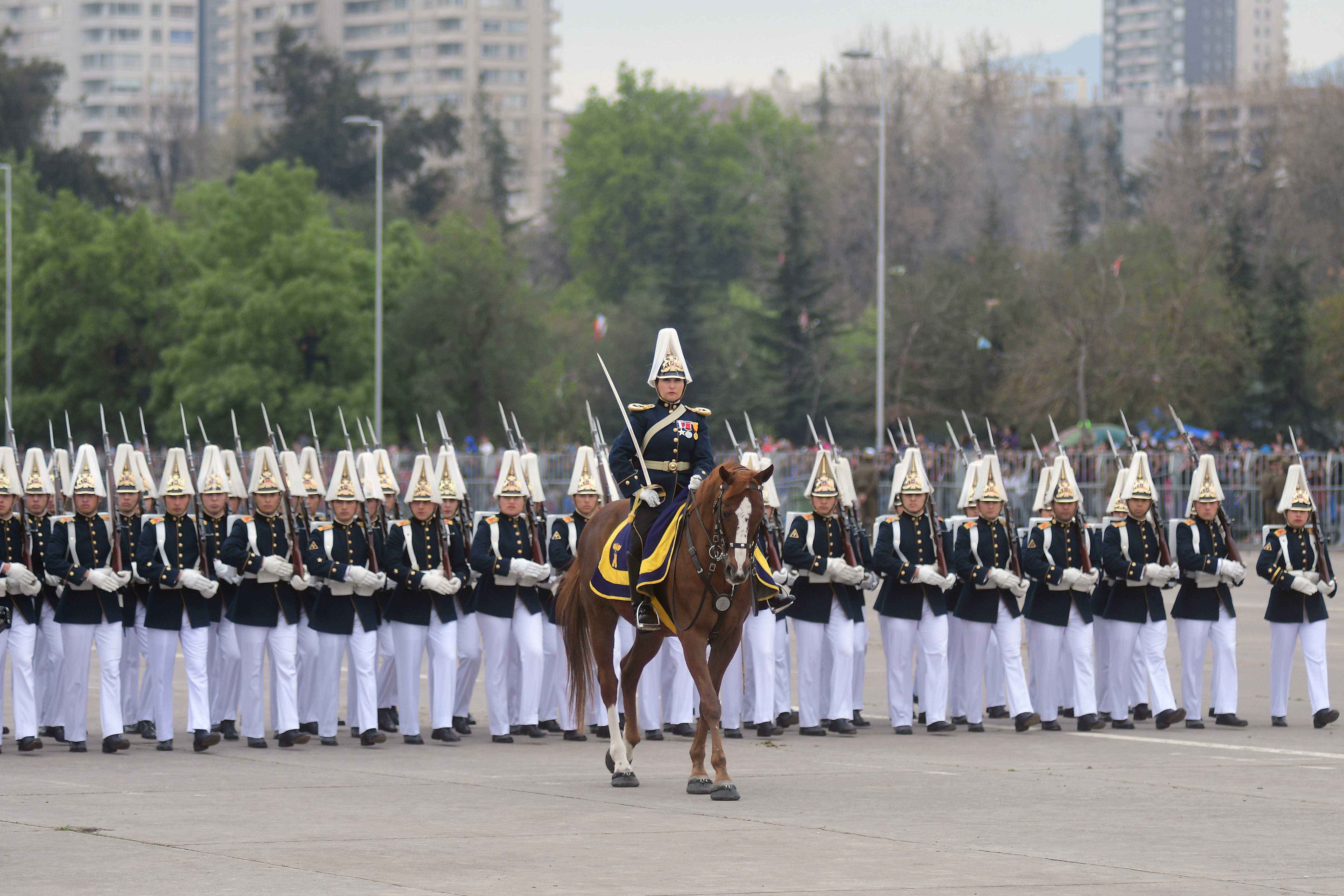 Mabel Sánchez, primera oficial al mando de una compañía de cadetes de la Escuela Militar en parada militar 2018, en honor a las glorias del ejército | Agencia UNO