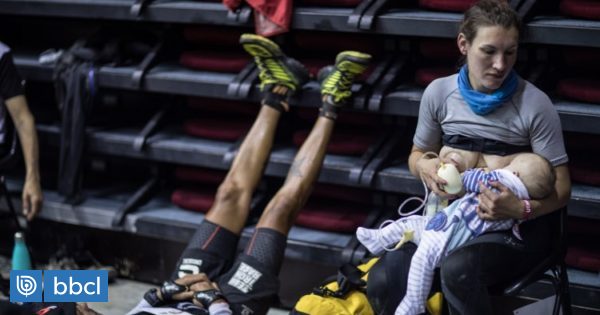 La postal del año: atleta fue sorprendida amamantando a su hijo en plena competencia