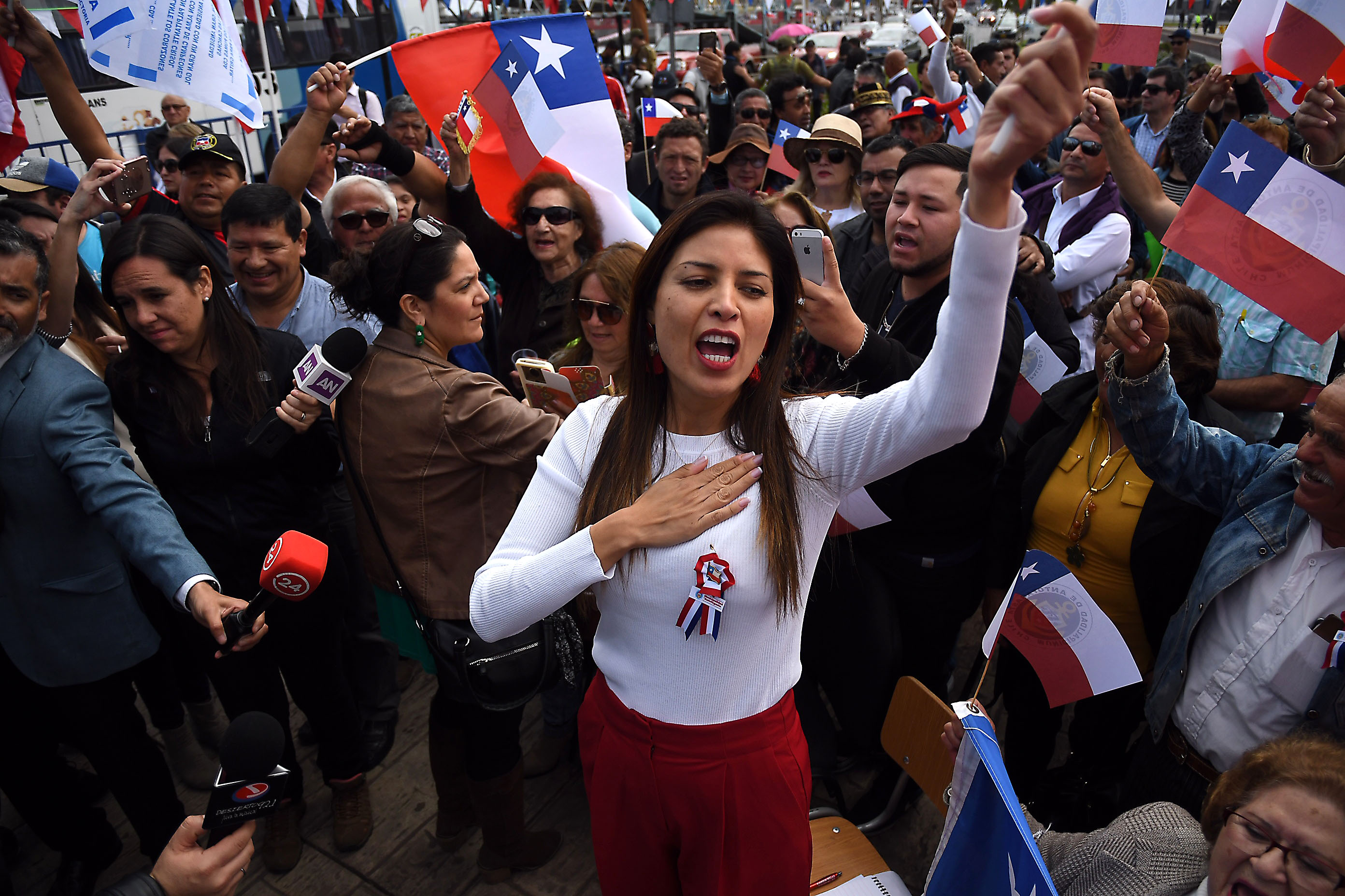 The major of Antofagasta, Karen Rojo, celebrates the CIJ's verdict. She had called for citizens to raise their flags in support of the country's delegation. Camilo Alfaro | Agencia UNO