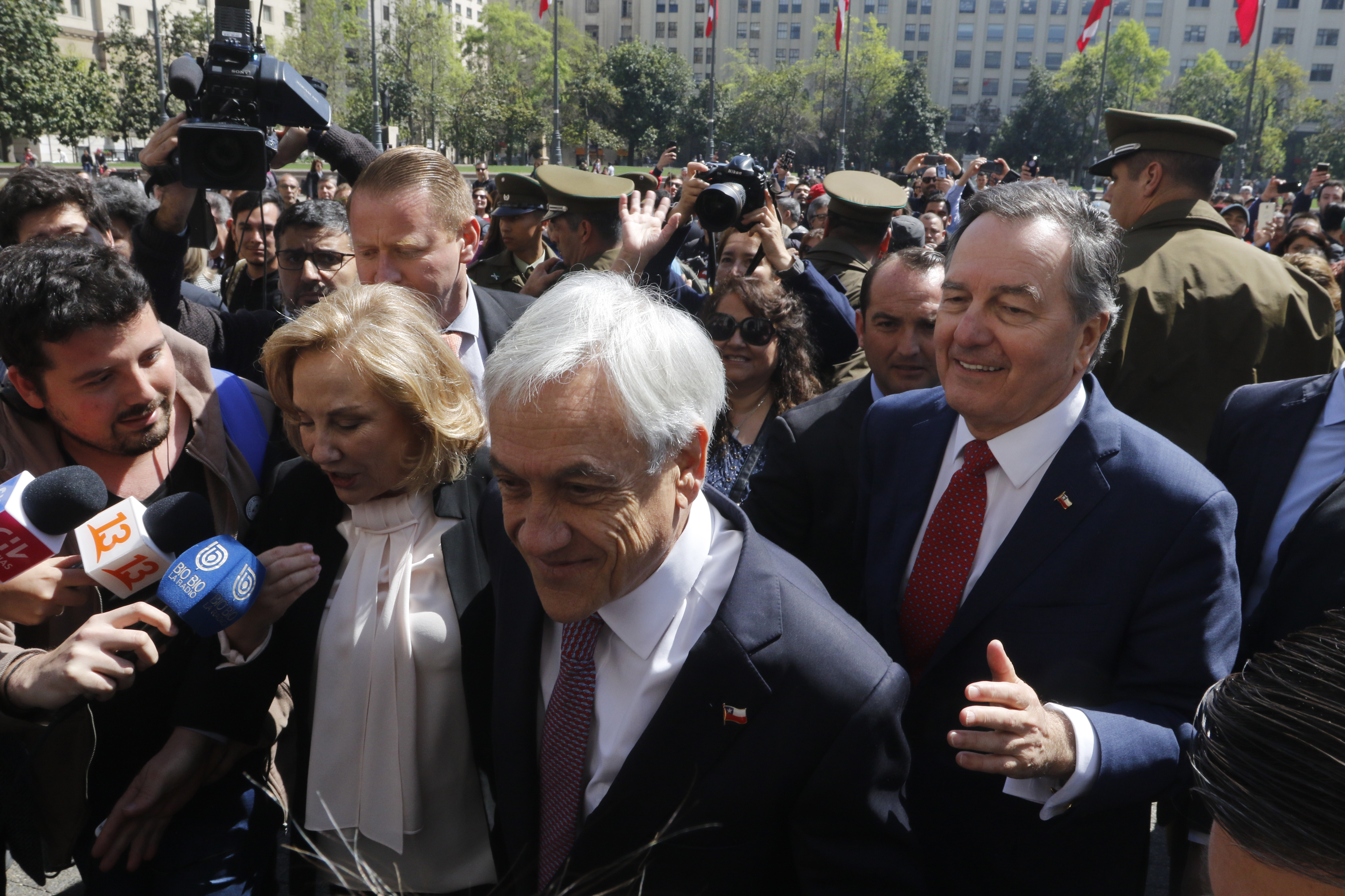 President Piñera along with the first lady, Cecilia Morel, went outside the presidential palace to celebrate with supporters. Rodrigo Saénz | Agencia UNO