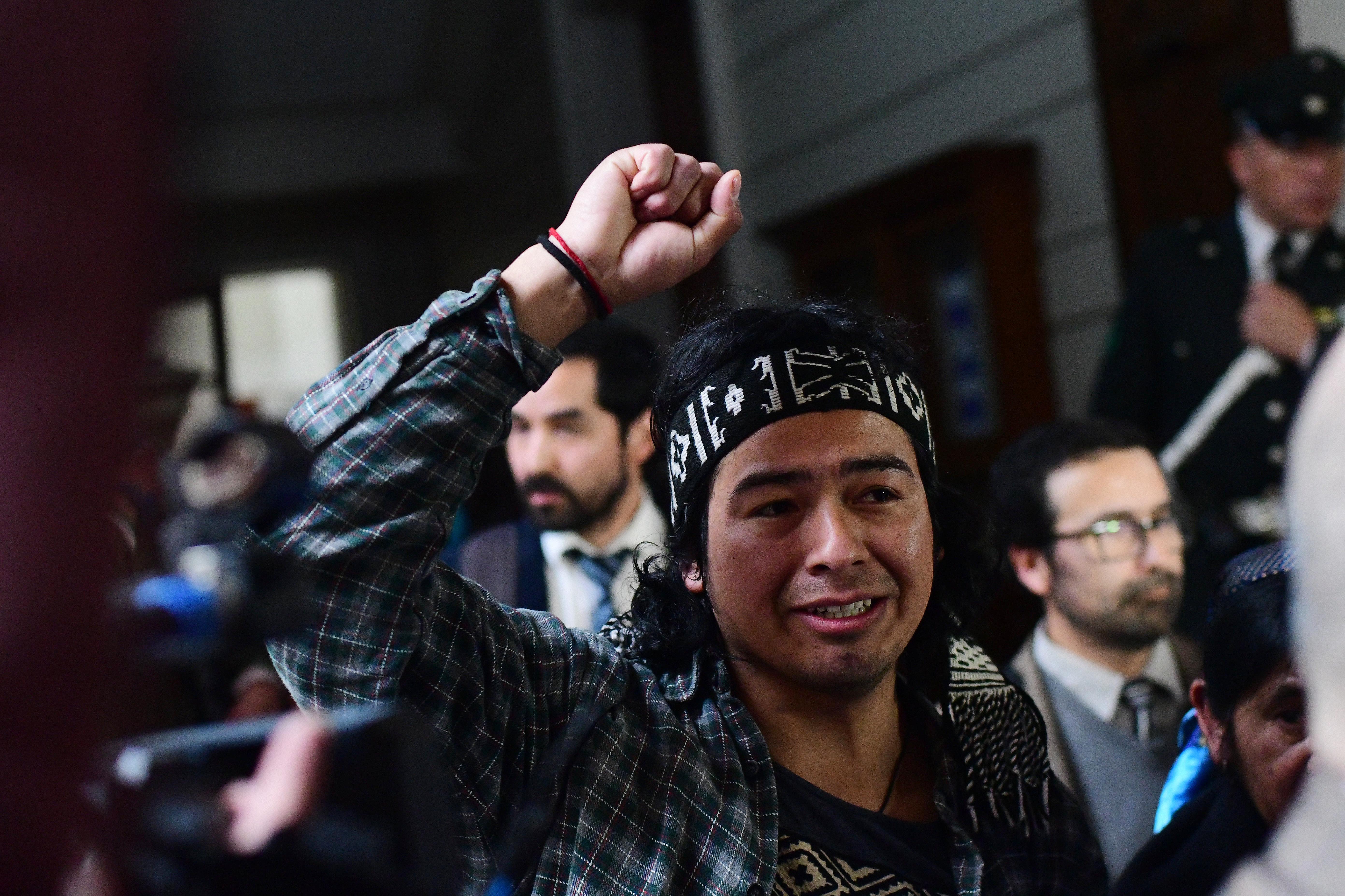 Hijo de Jose Tralcal sale del Palacio de Tribunales | Sebastián Beltrán | Agencia UNO