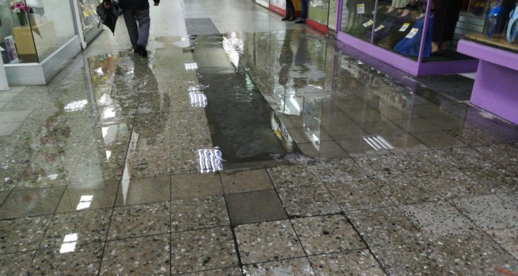 Concepción | Galería Adauy ubicada en calle Anibal Pinto con Freire queda inundada tras intensas lluvias | Sergio Osses (RBB)