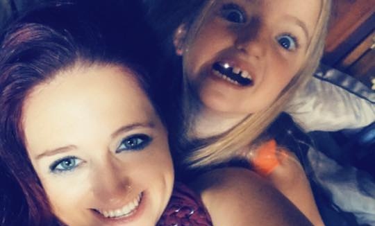 Laura Pyle y su hija | Facebook