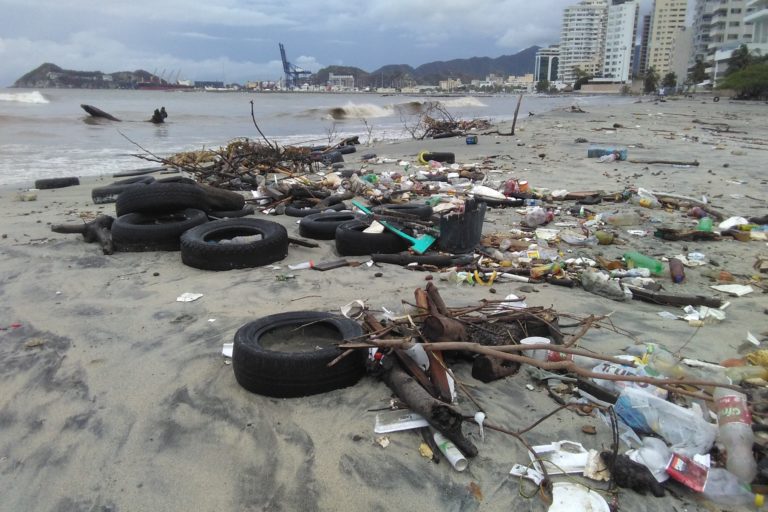 Durante las jornadas de limpieza que se han realizado en Colombia se han sacado toneladas de llantas y plásticos. Foto: Comisión Colombiana del Océano (CCO).