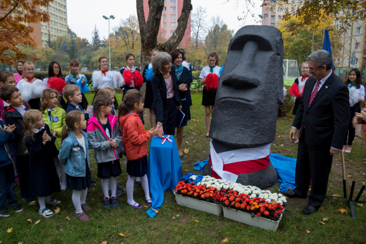 Entrega de Moai en Polonia | Cristian Jara