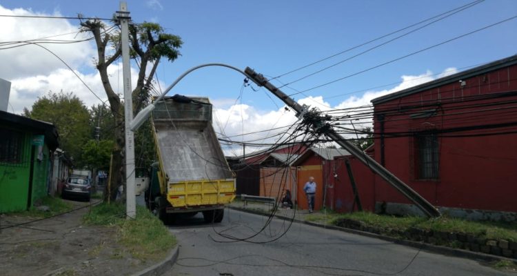 Camión arrasó con postes de alumbrado público | Cedida