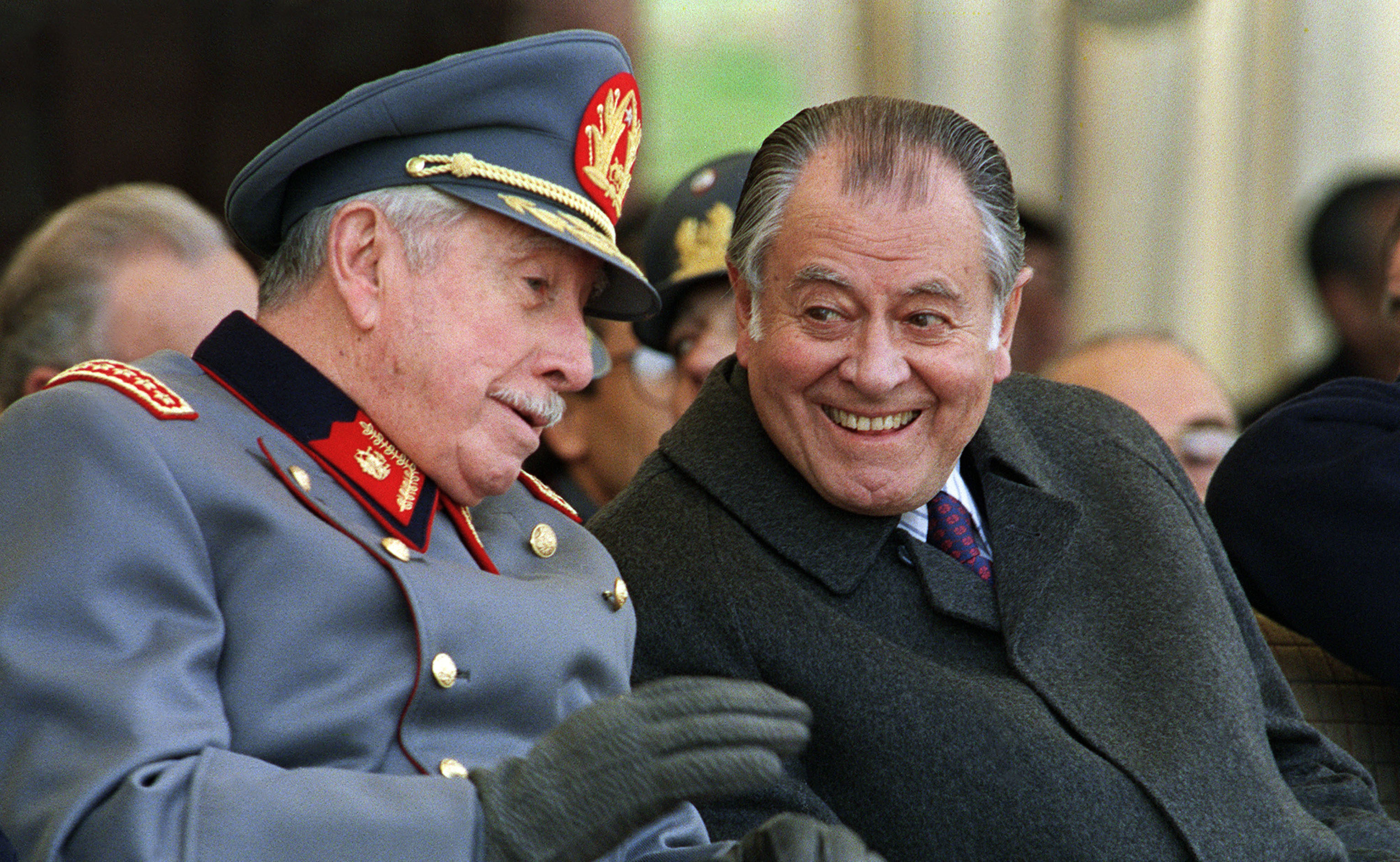 Pinochet y Aylwin comparten en una ceremonia del Ejército, en 1993. Cris   Bouroncle | Agence France-Presse