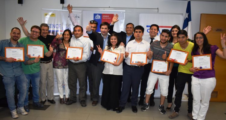 Alumnos recibiendo su diploma | Ministerio de Desarrollo Social 