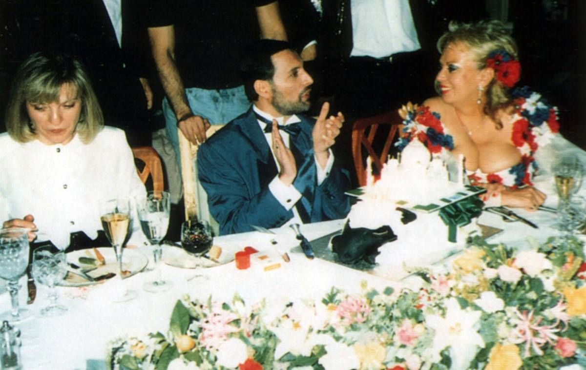 Mary Austin, Freddie Mercury y Barbara Valentin  