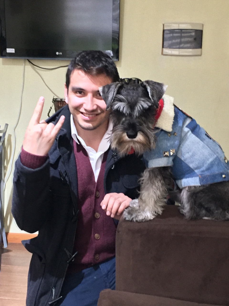 Álvaro, el afectado, junto a su perrito Elvis | Cedida