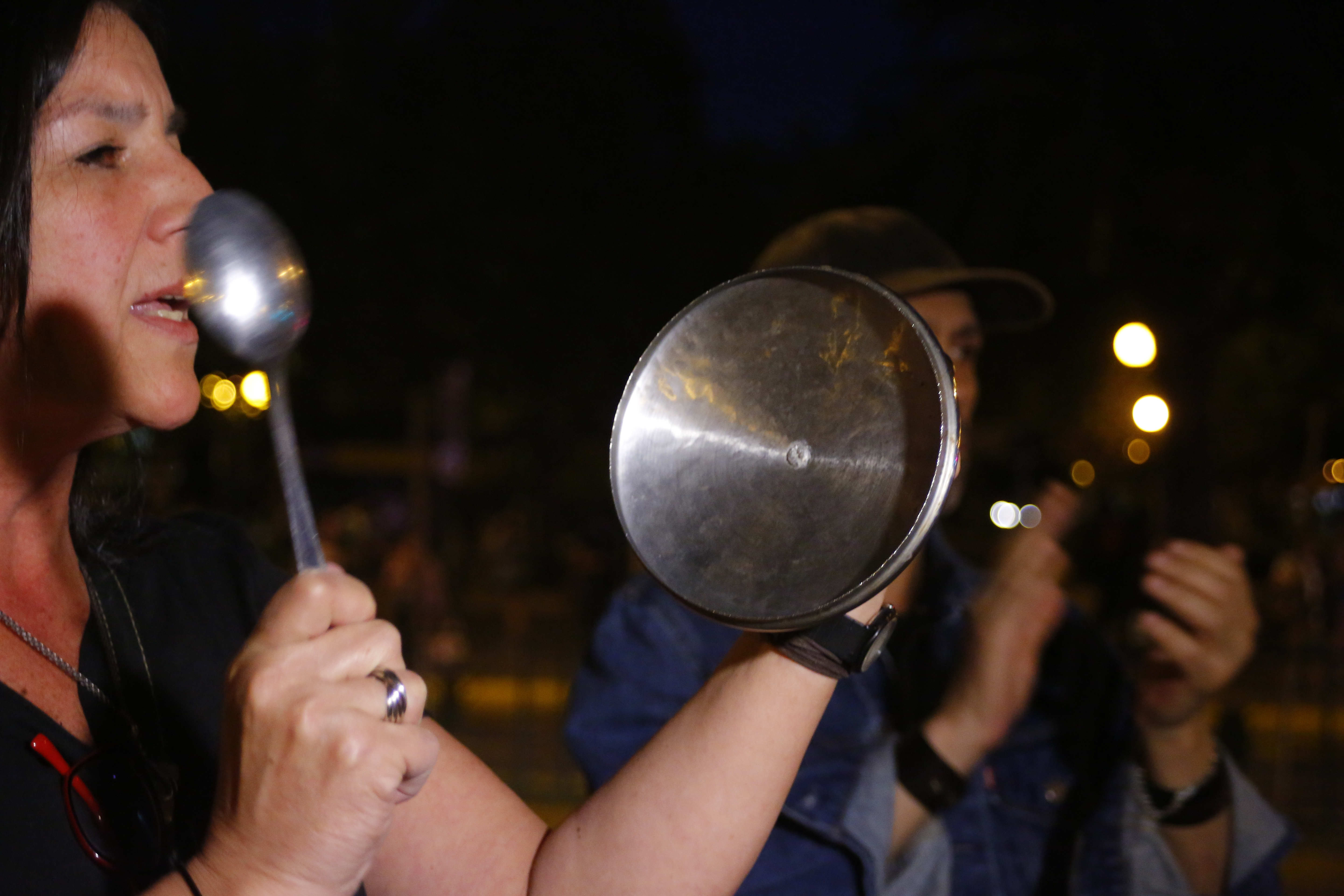 Cacerolazo en plaza Ñuñoa | Sebastián Brogca | Agencia UNO