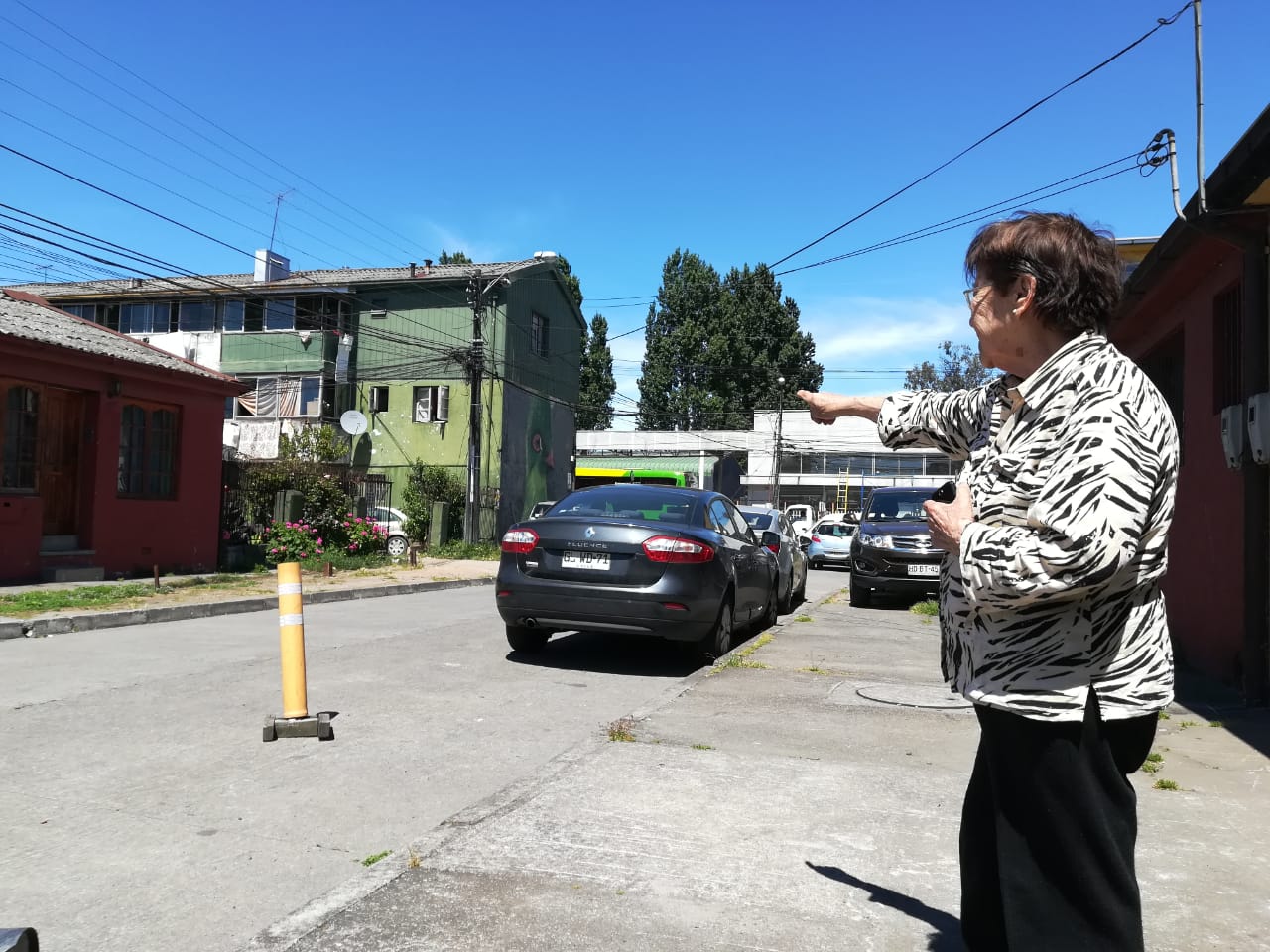 Valeska Belmar (RBB) | Autos estacionados en calzada y vereda en calle Bomberos Vilches en Concepción