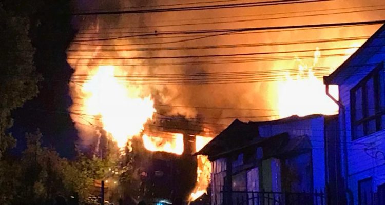 incendio-afecta-a-vivienda-en-puerto-montt-se-desconocen-lesionados1-750x400.jpeg