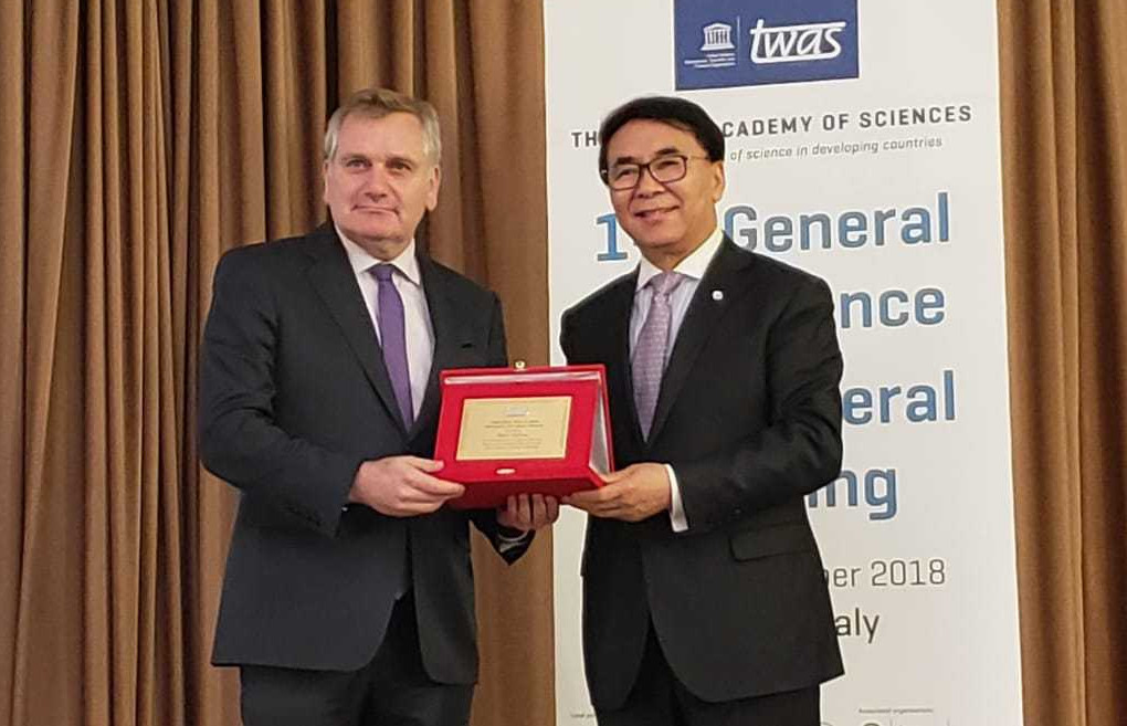Astrónomo Mario Hamuy Recibe premio de la Academia Mundial de Ciencias
