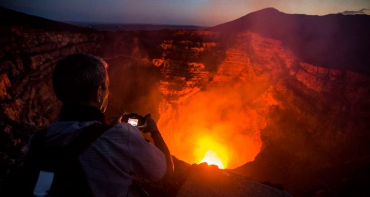 Laguna de lava en el volcán Masaya | Inti Ocon | AFP
