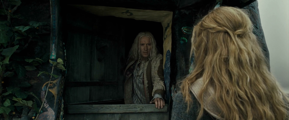 Xenophilius Lovegood (izquierda) y Hermione Granger (derecha) en "Harry Potter y las Reliquias de la Muerte Parte 1" (2010)
