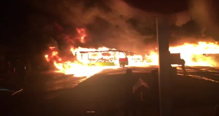 21-microbuses-destruidos-enorme-incendio-afecta-terminal-en-cerro-los-placeres-de-valparaso-750x400.jpg