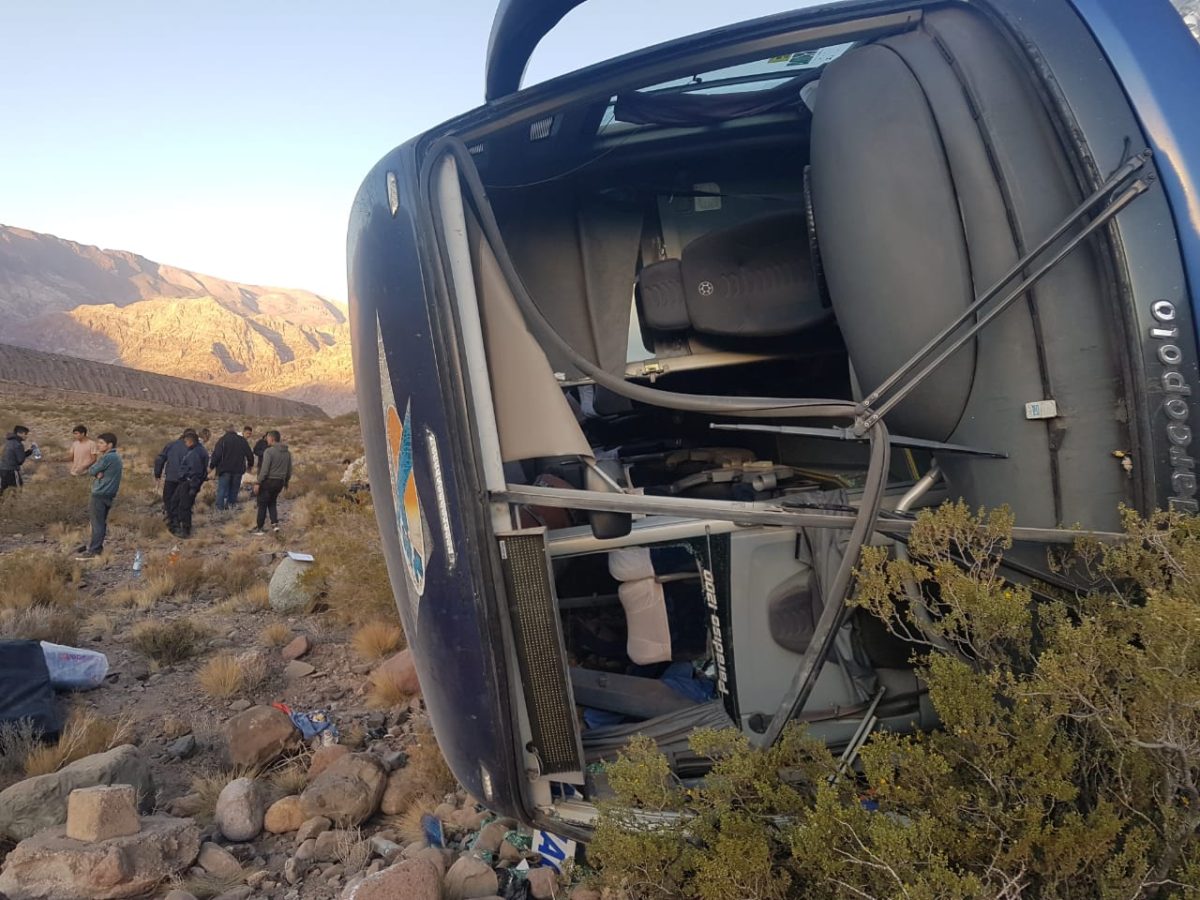 desbarranca-bus-chileno-que-iba-a-mendoza-dos-menores-y-una-mujer-murieron2-1200x900.jpeg