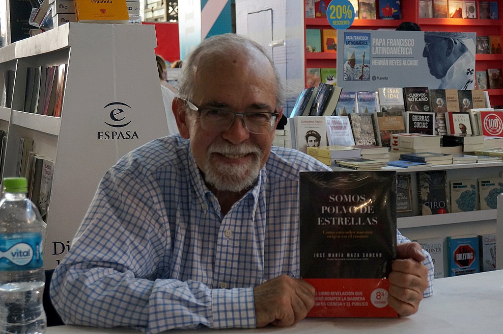 José Maza con su libro Somos polvo de estrellas (CC) Wikimedia Commons