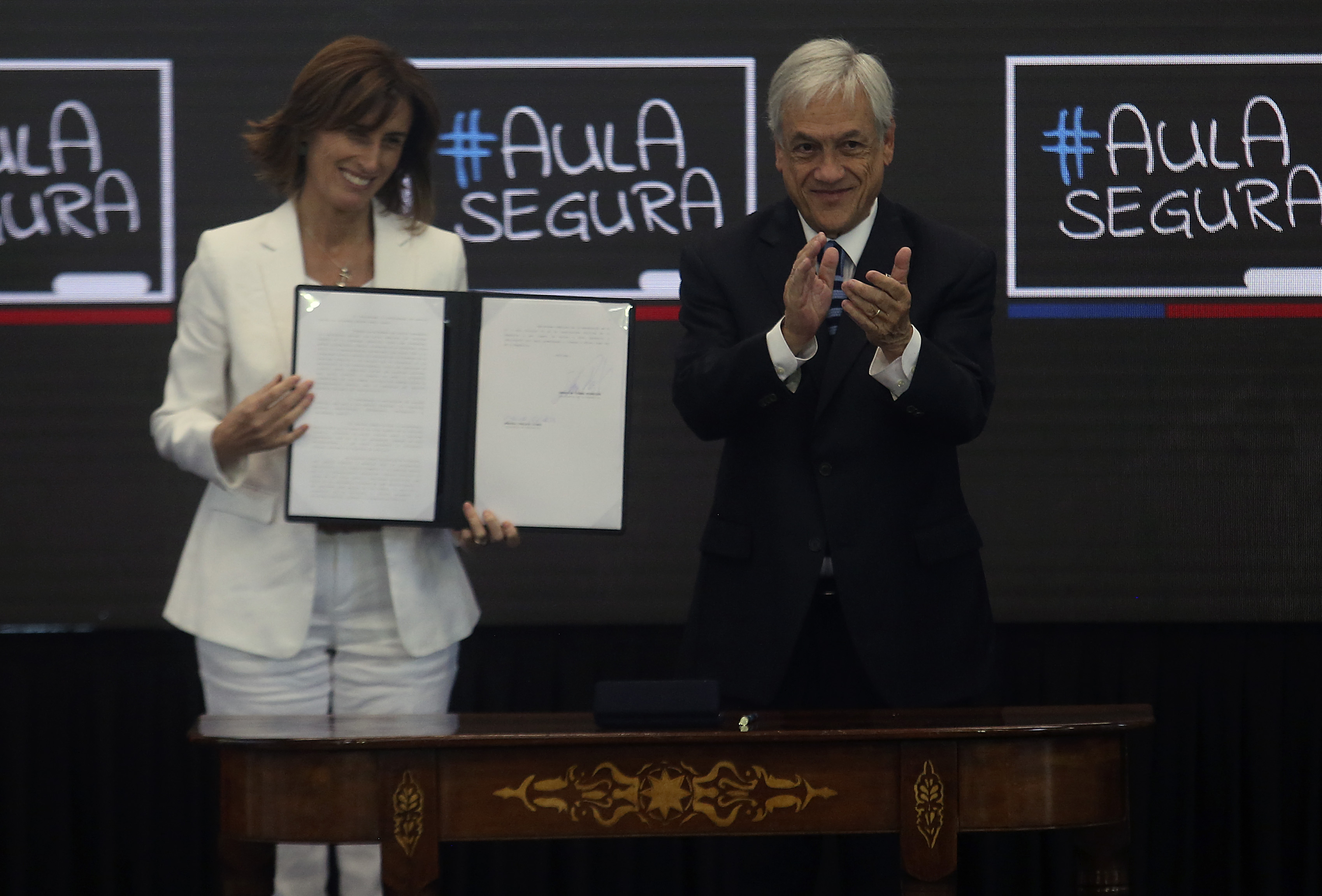 Piñera, junto a Marcela Cubillos, promulga la Ley de Aula Segura. Cristóbal Escobar | Agencia UNO