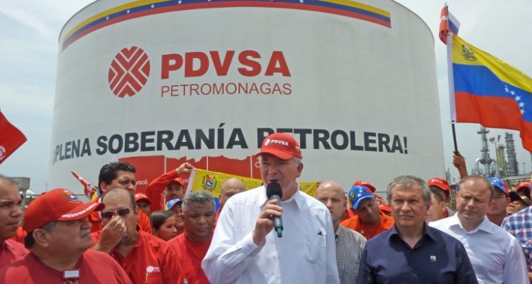 Rafael Ramirez, expresidente de PDVSA y ahora un chavista opositor a Maduro, en una planta de la estatal en 2013 | Agence France-Presse
