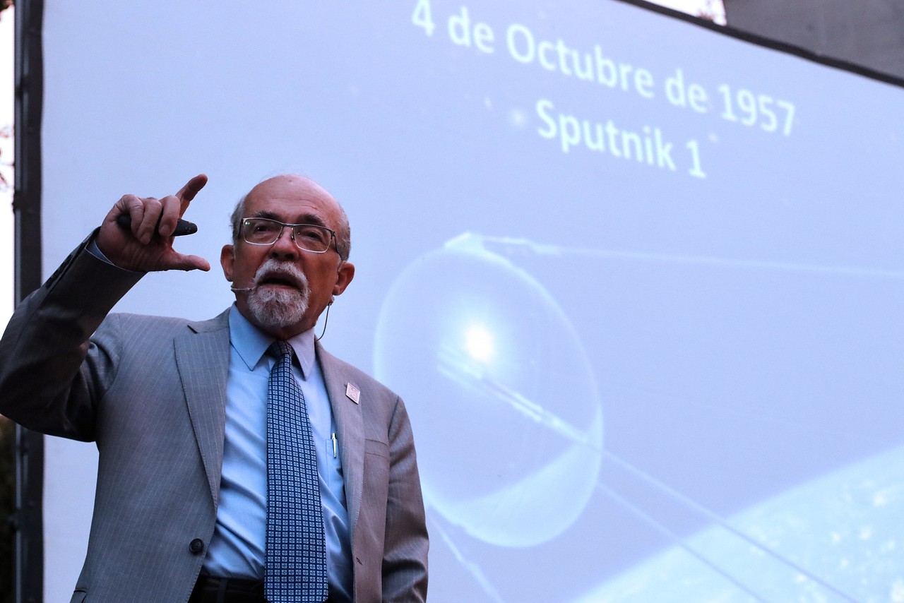 José Maza dando una charla sobre astronomía | Agencia UNO