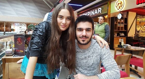 Cagla Simsek y Gokhan Sahin