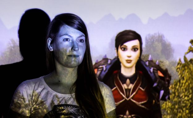 Lisette posando junto a Rumour, su personaje en World of Warcraft | PATRICK DA SILVA SAETHER / NRK 