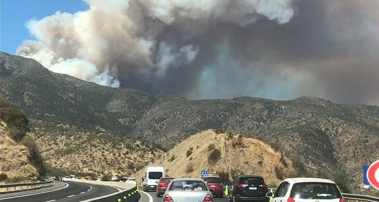 Incendio en cerro Bustamante | Foto de @tteinforma_RM