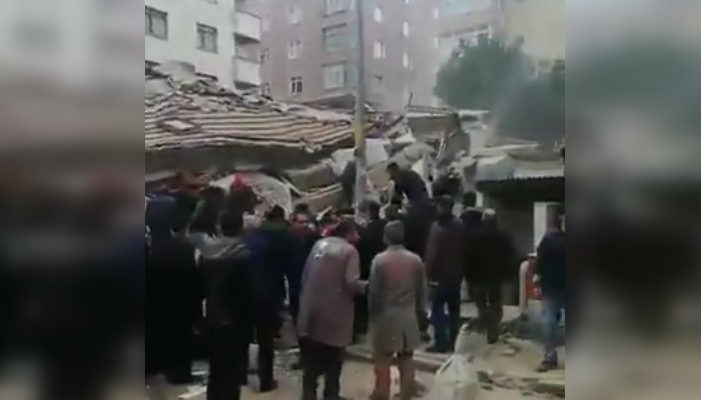 edificio-de-8-pisos-se-desploma-en-estambul-y-deja-un-muerto-dos-heridos-e1549473970387-701x400.jpg