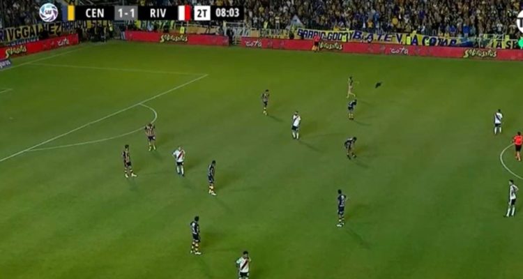 Sopresa en Argentina: mujer semi desnuda interumpió el partido de Rosario Central y River Plate
