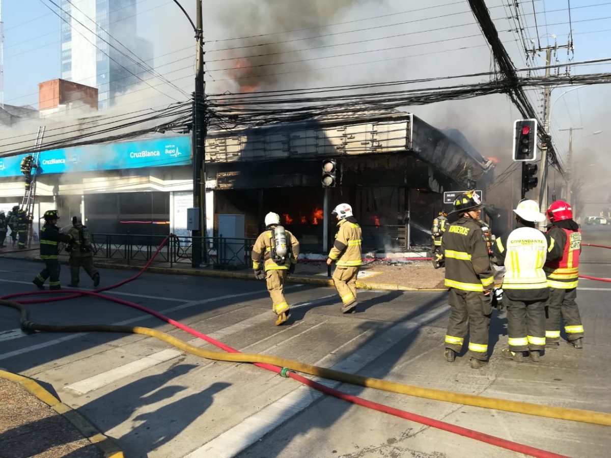 violento-incendio-destruye-notara-en-centro-de-temuco-un-voluntarios-de-bomberos-result-lesionado-1-1-1200x900.jpeg