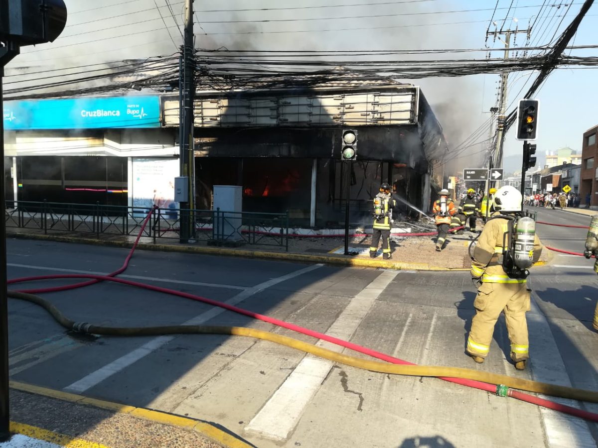 violento-incendio-destruye-notara-en-centro-de-temuco-voluntario-de-bomberos-result-lesionado2-1200x900.jpeg