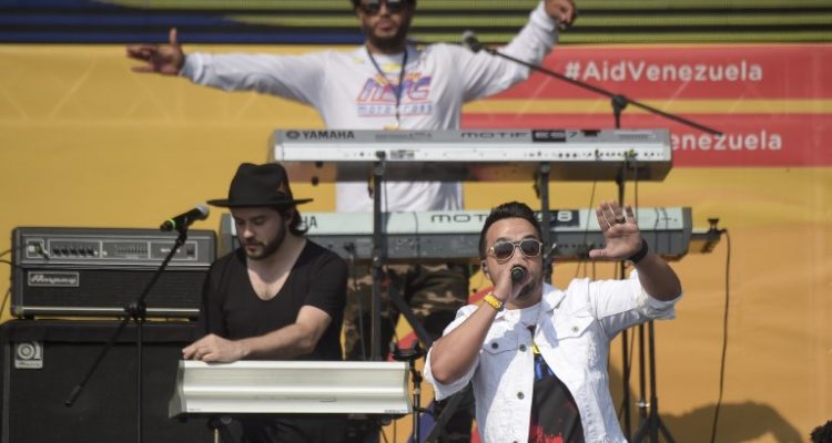 Roberto Trujillo y Luis Fonsi | Agence France-Presse 