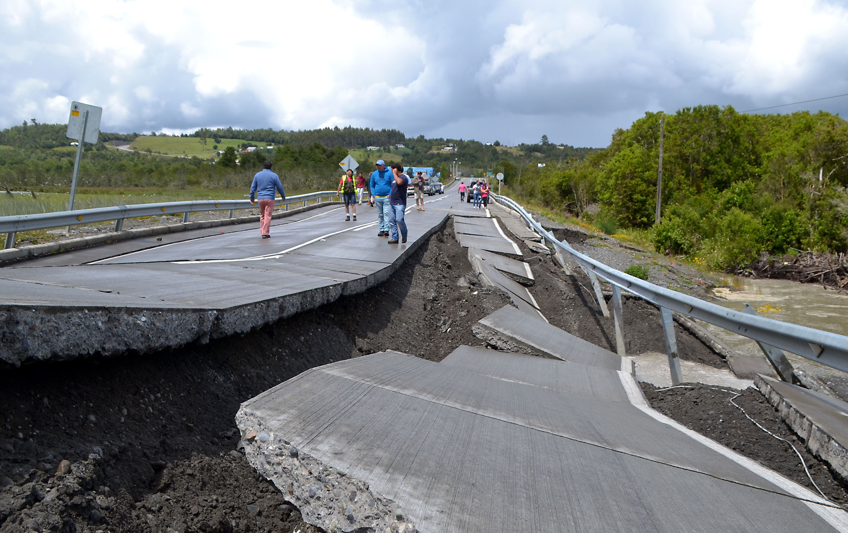 Una de las carreteras afectadas tras el terremoto 7,6 registrado en Quellón en 2016 | Claudio Yáñez | Agencia UNO