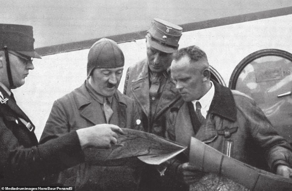 Hans Baur junto a Hitler | Wikimedia Commons