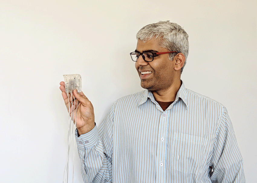 Gopala Anumanchipalli, PhD, sosteniendo un conjunto de electrodos intracraneales del tipo usado para registrar la actividad cerebral en el estudio | UCSF