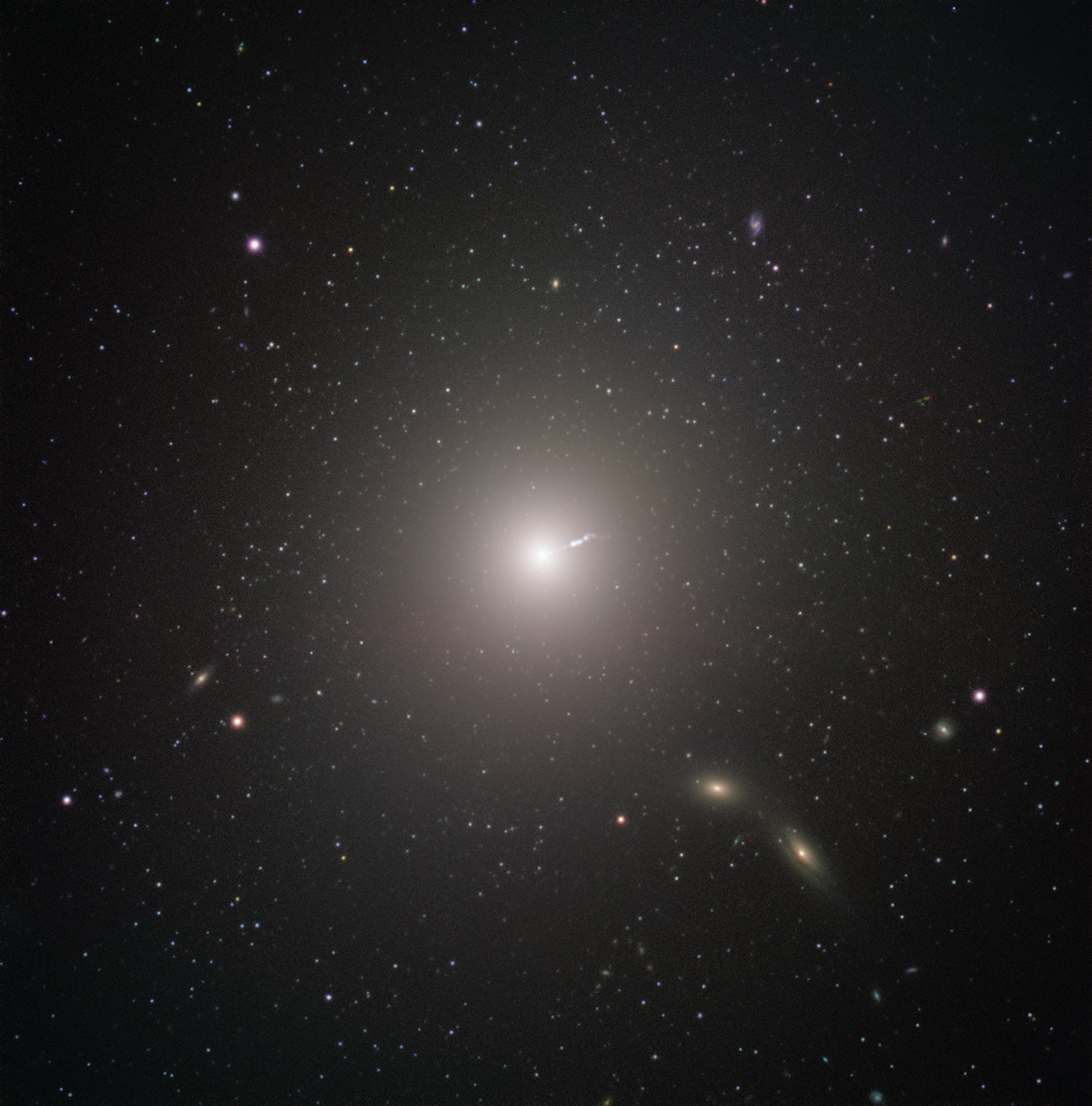 Messier 87 (M87) es una enorme galaxia elíptica ubicada a unos 55 millones de años luz de la Tierra, visible en la constelación de Virgo | ESO