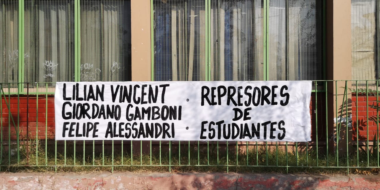 Manifestación afuera de Liceo Darío Salas