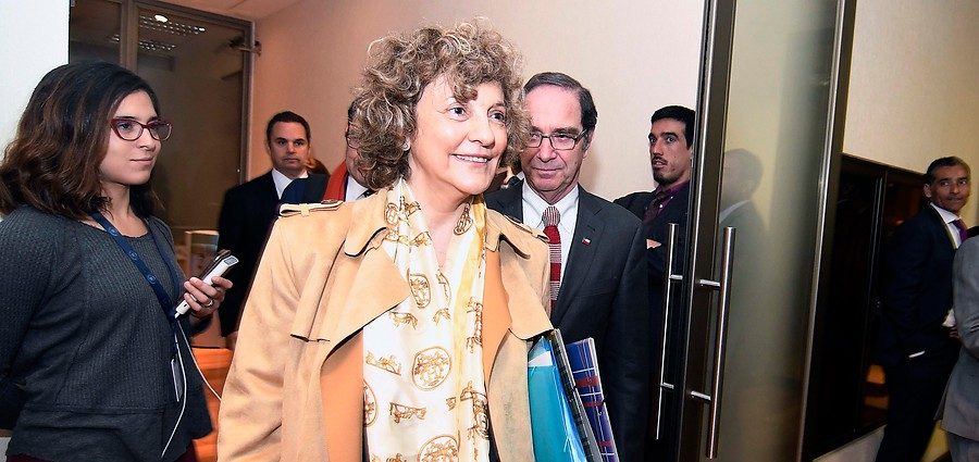 Dobra Lusic y el ministro Hernan Larrain | Felipe Ovalle | Agencia Uno