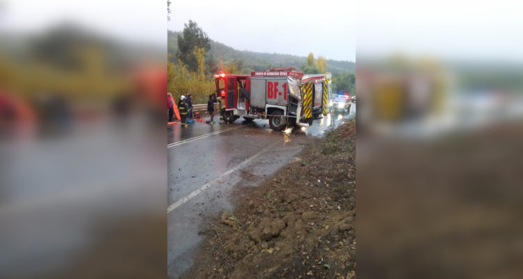 carro-de-bomberos-protagoniza-accidente-en-uble-y-deja-dos-voluntarios-lesionados-750x400.jpg