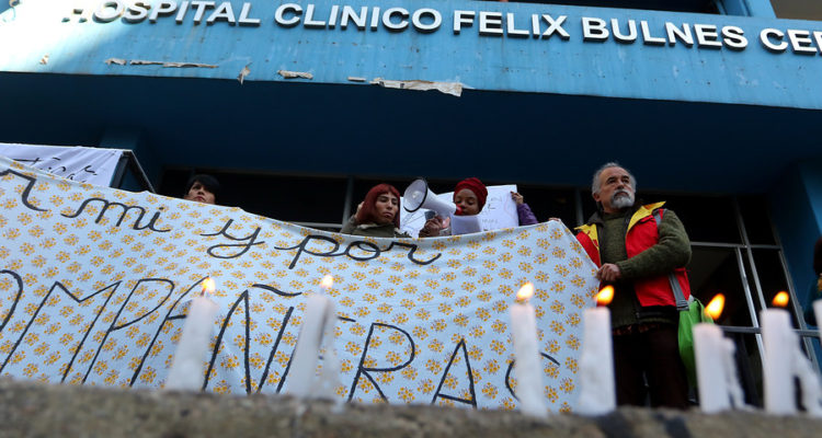 organizaciones-protestan-en-hospital-flix-bulnes-por-muerte-de-mujer-haitiana-en-plena-va-pblica-1-750x400.jpg