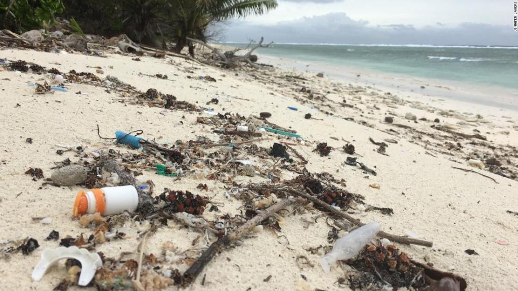 Plástico en una playa de  las islas Cocos | Keeling