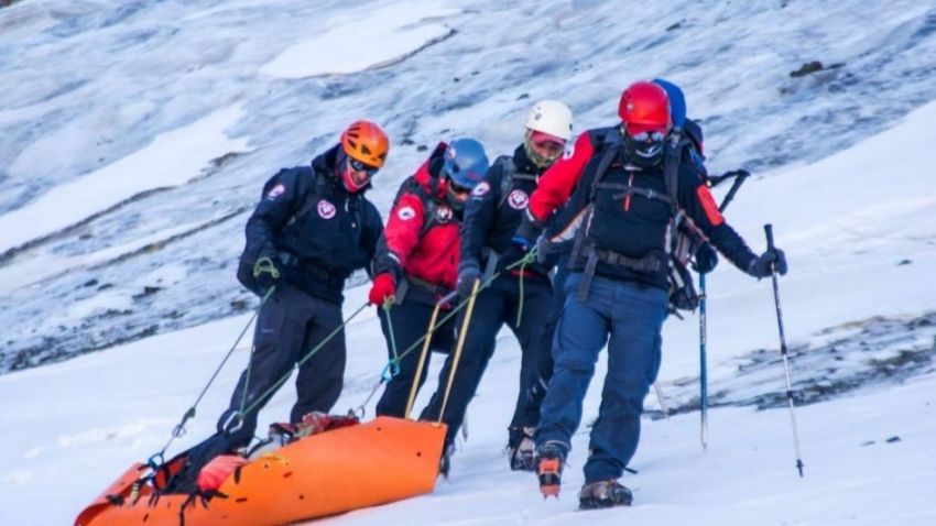 El equipo de rescate transportan el cuerpo | Los Andes