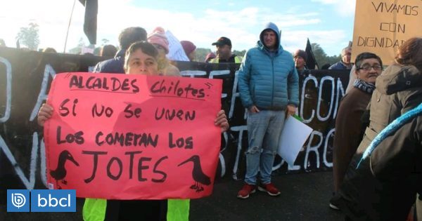 Malos olores en Mocopulli vecinos se manifiestan y cortan Ruta 5 Sur