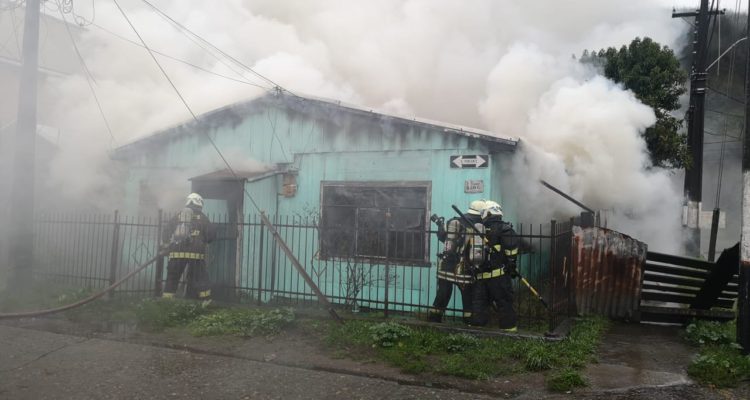 vecinos-hroes-rescatan-a-adulto-mayor-que-qued-atrapado-en-su-casa-durante-incendio-750x400.jpeg