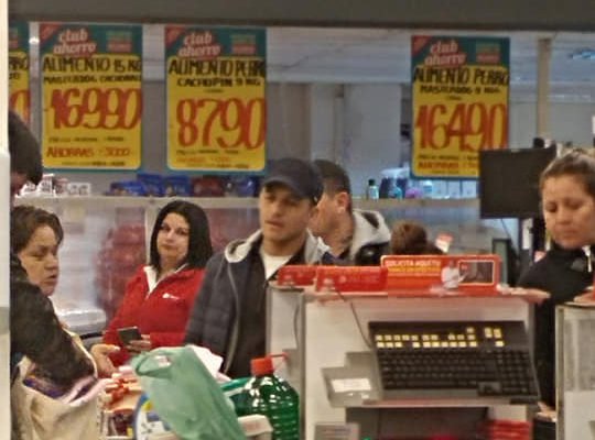 Alexis Sánchez sorprendió a sus fanáticos comprando en un supermercado de Tocopilla