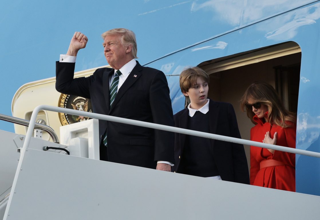 Donald Trump junto a su hijo Barron en marzo de 2017 | Agence France-Presse 