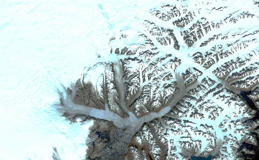 Los glaciares en el sureste de Groenlandia, incluidos, desde la izquierda, Helheim, Fenris y Midgard. Imagen tomada en septiembre de 1972 | NASA