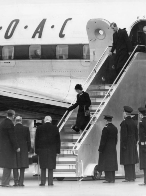 Isabel llegando a Inglaterra tras la muerte de su padre.